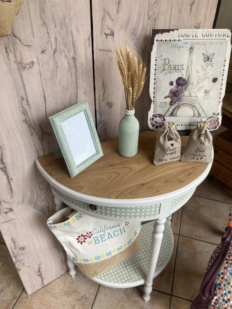 réalisations d'une console demi-lune relookée avec cadre décorée et plaque décorative