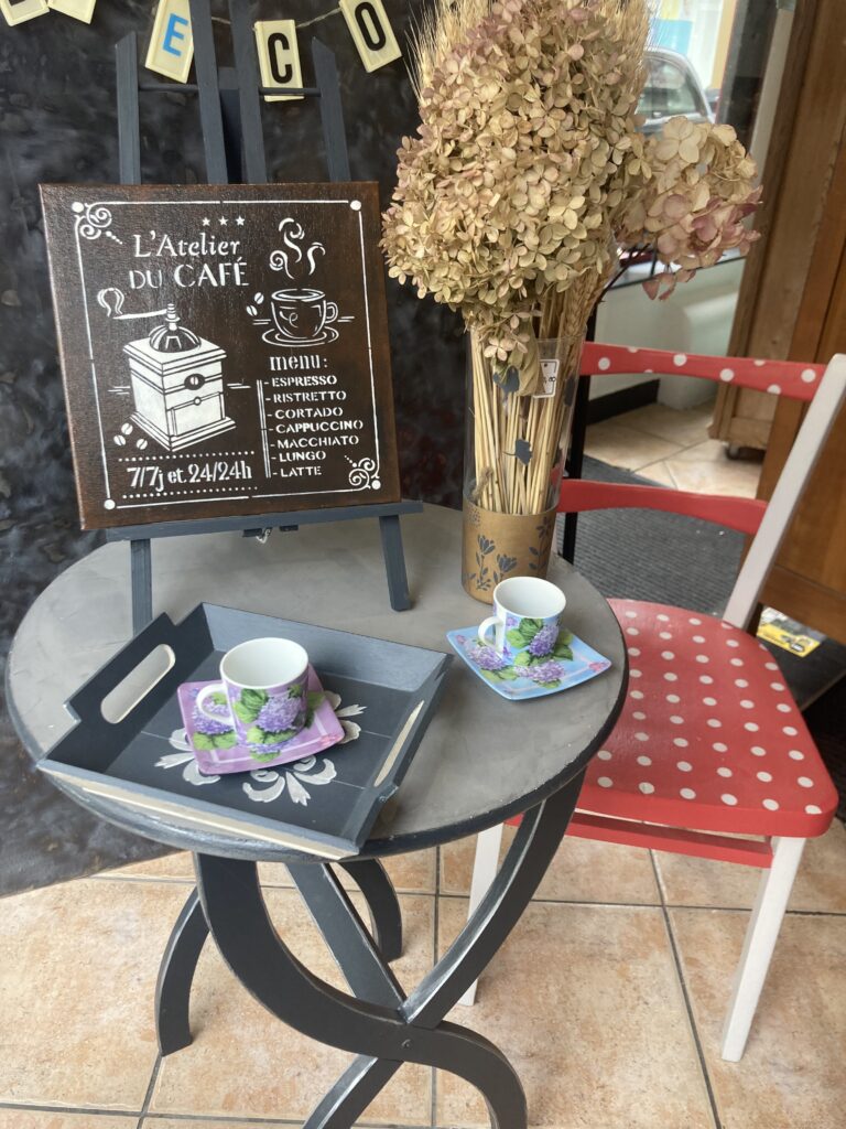 une petite table ronde relookée avec une chaise et des objets de décoration